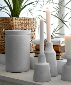 Affari Candleholder 7.5 xh16,5cm in light grey cement-effect polystone 7 Affari Candleholder 7.5 xh16,5cm in light grey cement-effect polystone